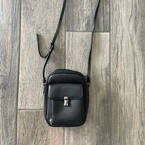 Sleek Black Messenger Bag with Modern Design